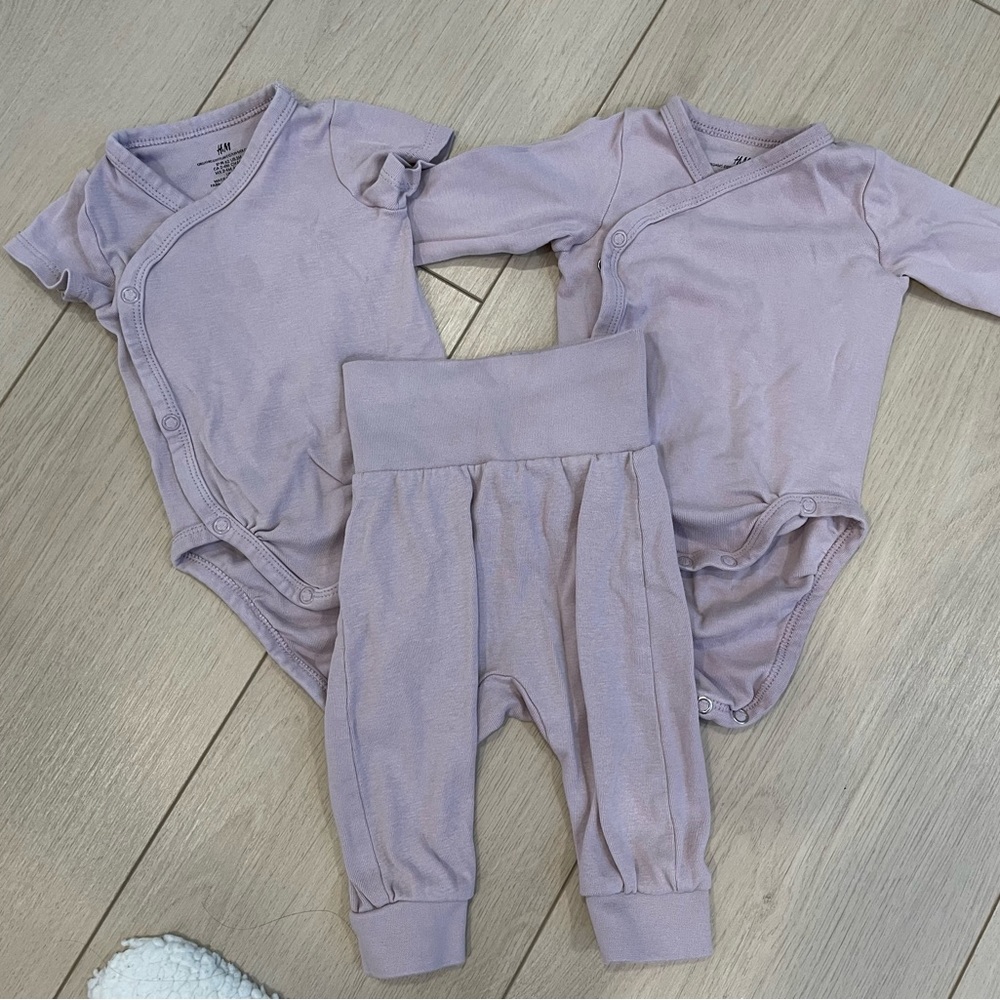 6 H&M baby onesies short long sleeve and pants lot
